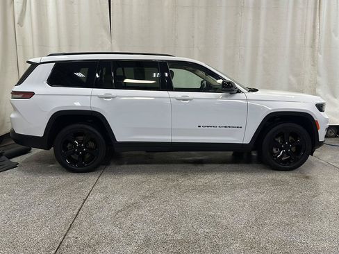 Used 2022 Jeep Grand Cherokee L Limited w/ Black Appearance Package AWD/4WD image 5