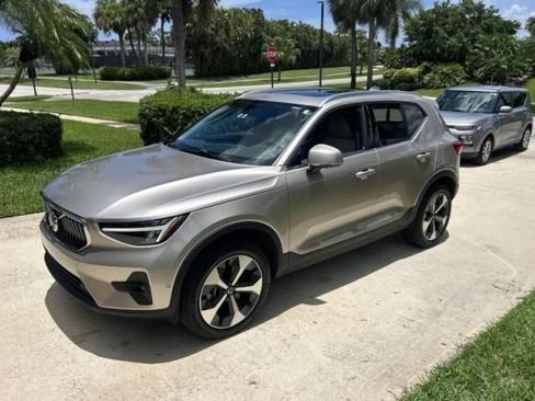 Used 2024 Volvo XC40 B5 Plus AWD/4WD image 1