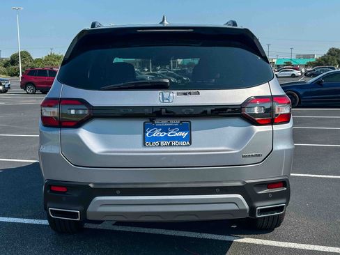 New 2025 Honda Pilot Touring image 6