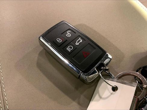 Used 2023 Land Rover Defender 110 X-Dynamic SE image 13