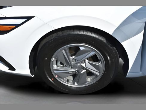 New 2026 Hyundai Elantra SE FWD image 7