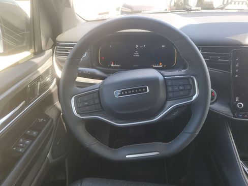 Used 2024 Jeep Wagoneer L Series II image 11