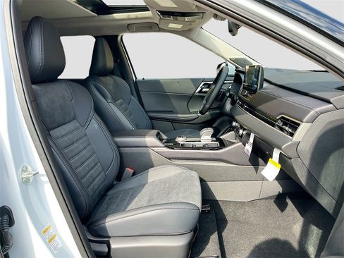 New 2025 Mitsubishi Outlander SE image 29