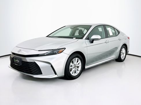 Used 2025 Toyota Camry LE image 3