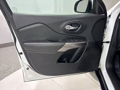 Used 2019 Jeep Cherokee Latitude w/ Popular Appearance Group AWD/4WD image 6