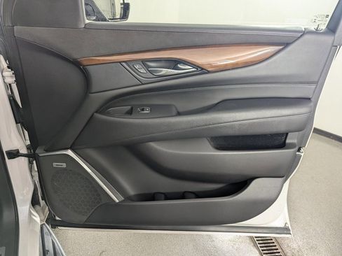 Used 2019 Cadillac Escalade Luxury image 21