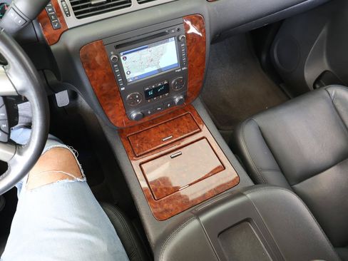 Used 2012 Chevrolet Suburban LTZ RWD image 54