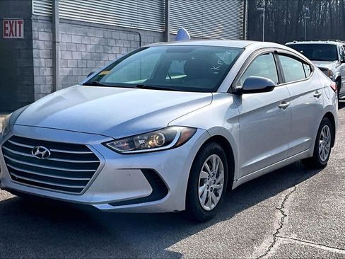 Used 2018 Hyundai Elantra SE image 2