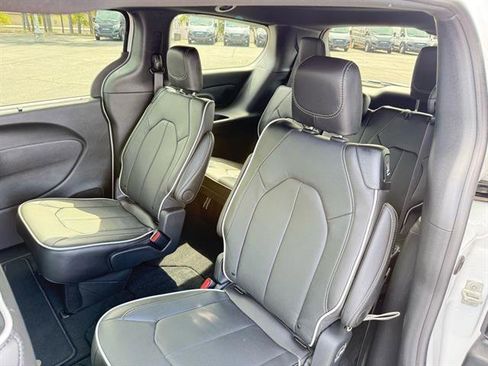 New 2026 Chrysler Pacifica Limited w/ S Appearance Package image 5