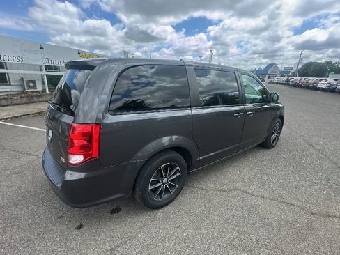 Used 2018 Dodge Grand Caravan SE image 3