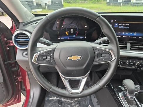Used 2025 Chevrolet Trax LT w/ LT Convenience Package FWD image 22