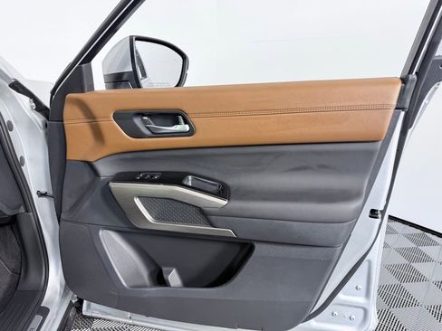 Used 2025 Nissan Pathfinder Platinum w/ Cargo Package FWD image 10