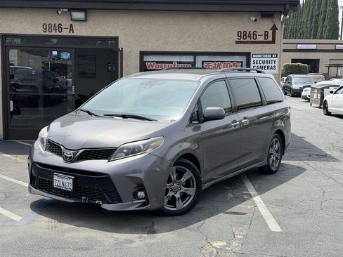 Used 2018 Toyota Sienna SE FWD image 1