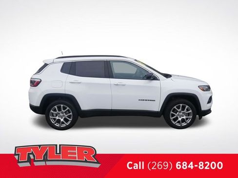 Used 2022 Jeep Compass Latitude image 9