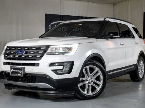 Used 2017 Ford Explorer XLT w/ Equipment Group 202A FWD image 4