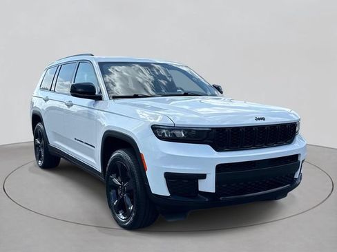 Used 2023 Jeep Grand Cherokee L Altitude AWD/4WD image 3