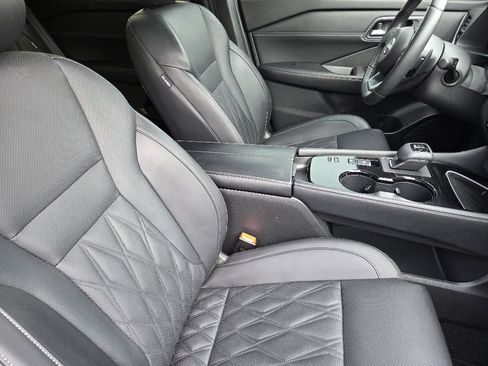 Used 2024 Nissan Rogue Platinum w/ Platinum Premium Package image 19