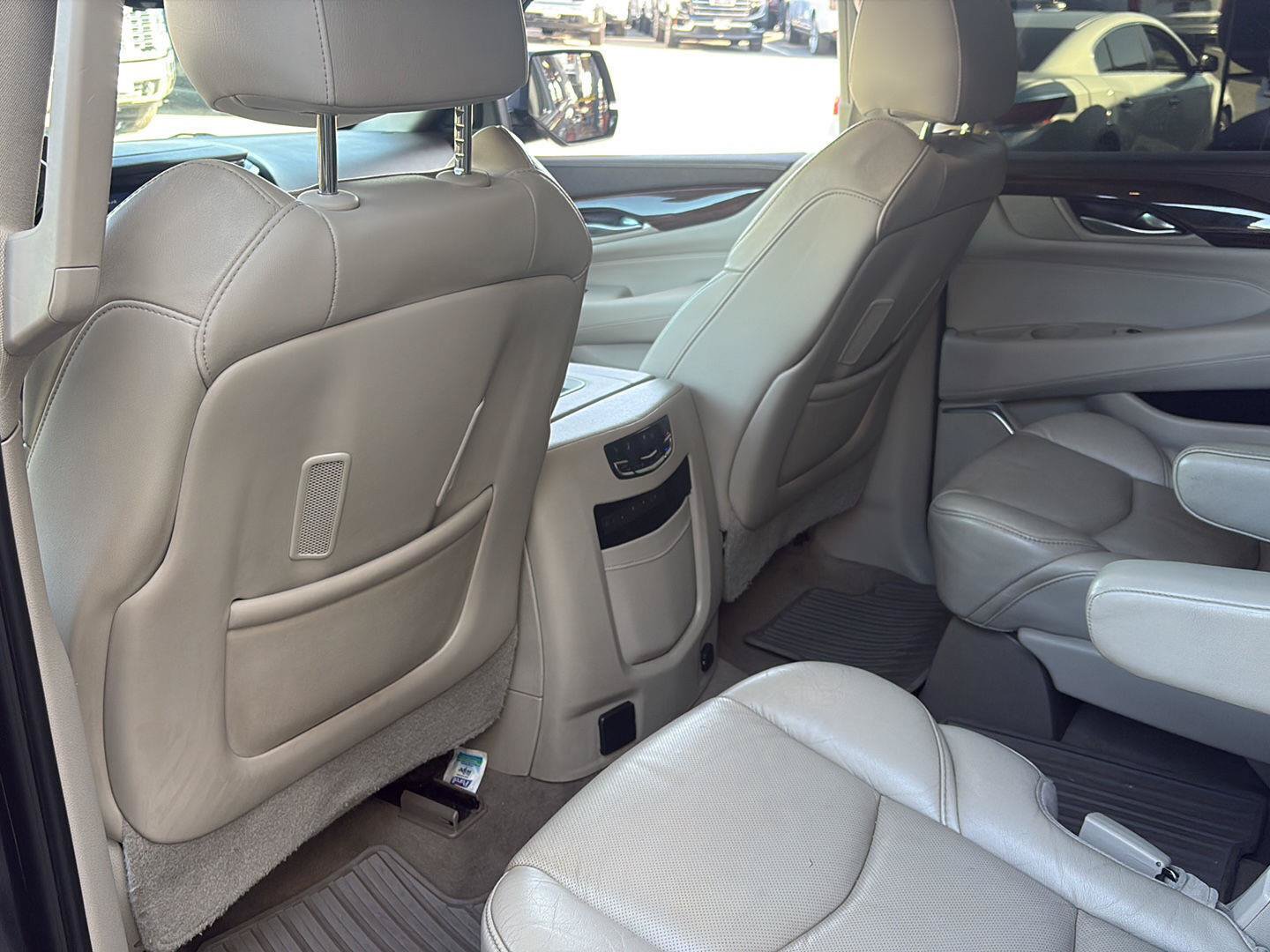 Used 2017 Cadillac Escalade ESV Luxury AWD/4WD image 6