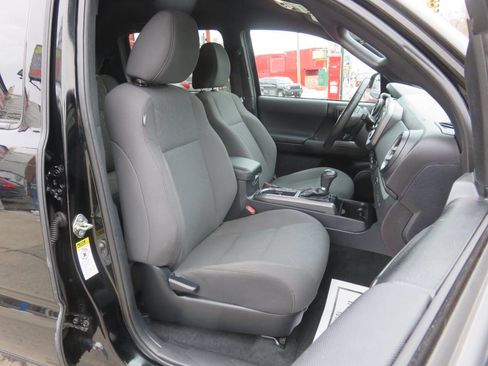 Used 2017 Toyota Tacoma TRD Off-Road w/ Tow Package (A/T) image 12