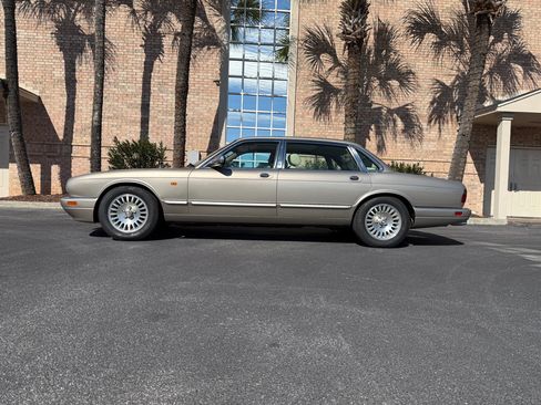Used 1997 Jaguar XJ Vanden Plas Vanden Plas image 2