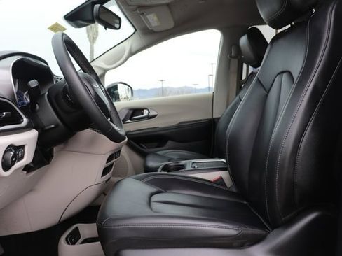 Used 2024 Chrysler Pacifica Select image 12