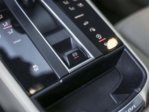 Certified 2022 Porsche Macan image 28