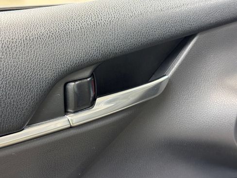 Used 2019 Toyota Camry SE w/ Convenience Package FWD image 9