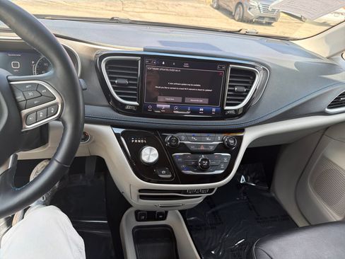 Used 2021 Chrysler Pacifica Touring-L FWD image 20
