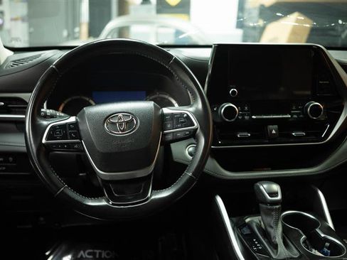 Used 2024 Toyota Highlander XLE AWD/4WD image 18