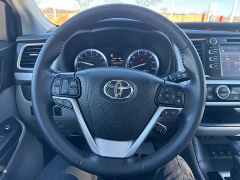 Used 2019 Toyota Highlander XLE image 11