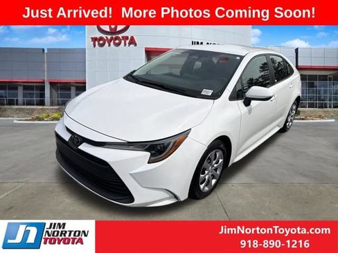 Used 2024 Toyota Corolla LE FWD image 2