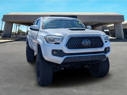 Used 2018 Toyota Tacoma TRD Sport image 2
