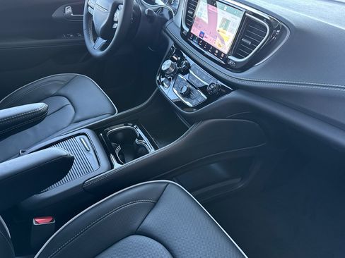 New 2027 Chrysler Pacifica Limited FWD image 14