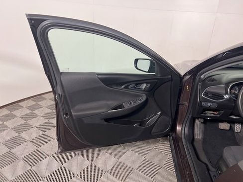 Used 2016 Chevrolet Malibu LT image 9