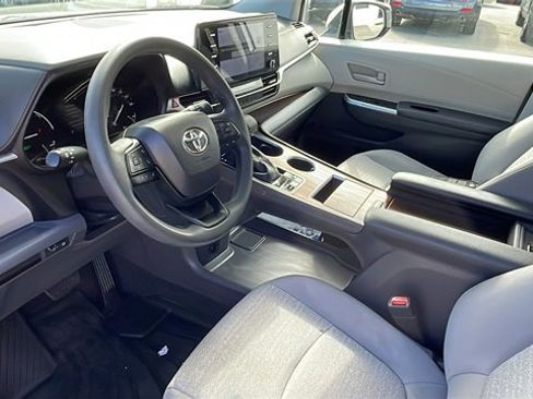 Used 2022 Toyota Sienna LE w/ LE Plus Package image 10