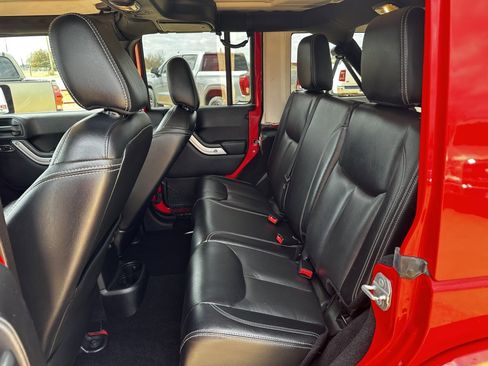 Used 2015 Jeep Wrangler Unlimited Rubicon image 22