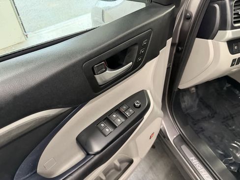 Used 2017 Toyota Highlander Limited image 14