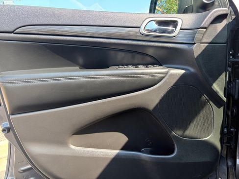 Used 2019 Jeep Grand Cherokee Altitude AWD/4WD image 13