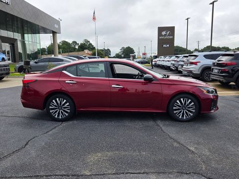 Used 2025 Nissan Altima 2.5 SV FWD image 13