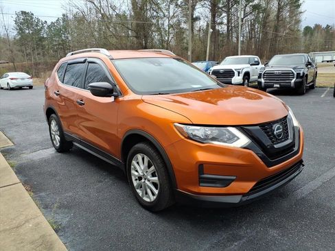 Used 2020 Nissan Rogue SV image 3