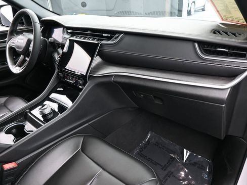 Used 2024 Jeep Grand Cherokee Limited image 50