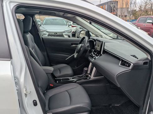 Used 2023 Toyota Corolla Cross XLE w/ Convenience Package image 11