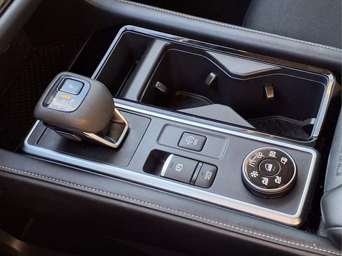 Used 2025 Nissan Pathfinder SV image 15