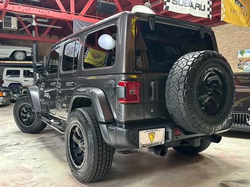 Used 2018 Jeep Wrangler Unlimited Sahara AWD/4WD image 7