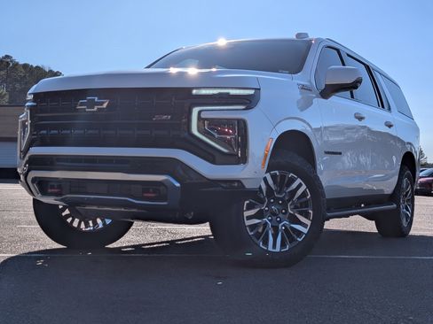 Used 2025 Chevrolet Suburban Z71 w/ Comfort Package image 4