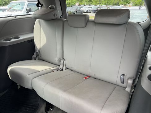 Used 2018 Toyota Sienna XLE FWD image 22