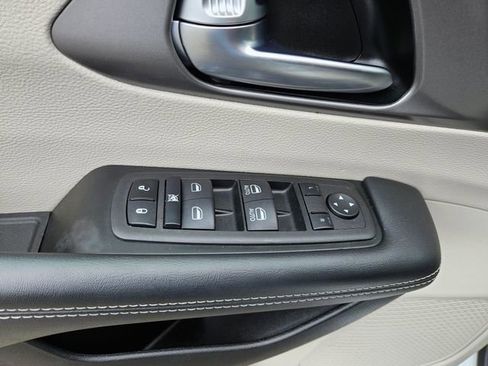 Used 2023 Chrysler Pacifica Touring-L FWD image 26