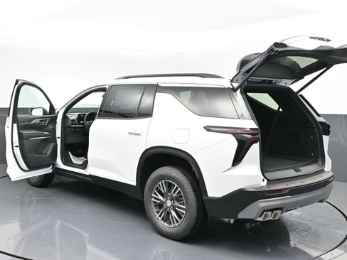 New 2026 Chevrolet Traverse LT FWD image 5