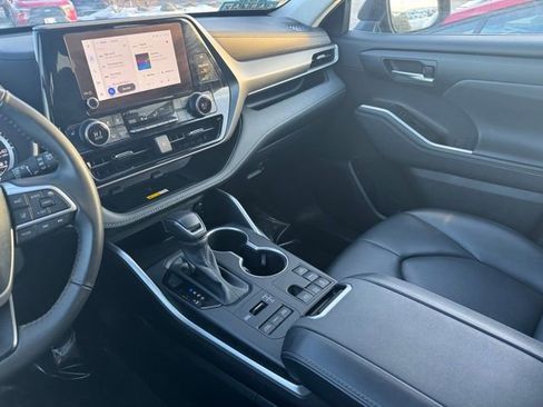 Certified 2023 Toyota Highlander XLE image 22