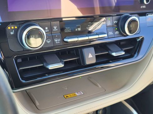 Certified 2024 Toyota Highlander XLE image 23